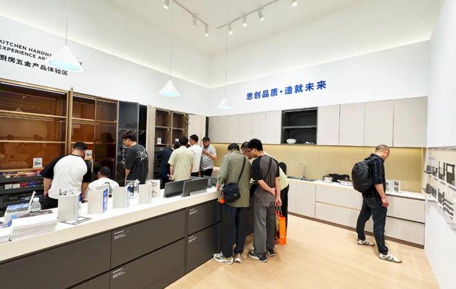 网易家居主编设计师于艳探展思造展厅：解码高端五金如何重塑家居美学新范式(图3)