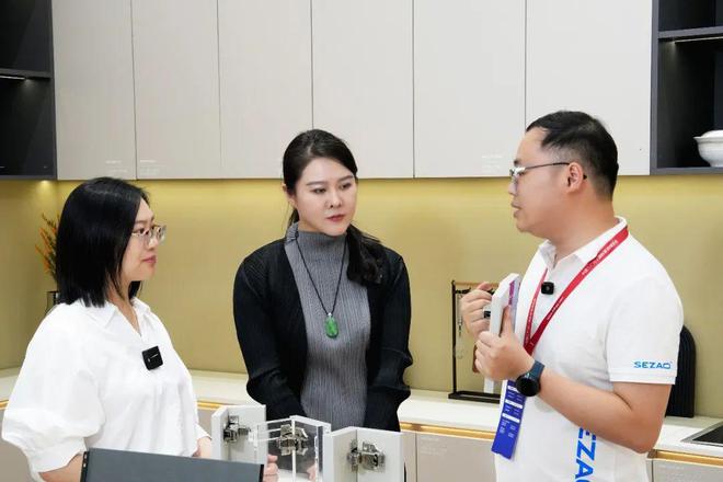 网易家居主编设计师于艳探展思造展厅：解码高端五金如何重塑家居美学新范式(图4)