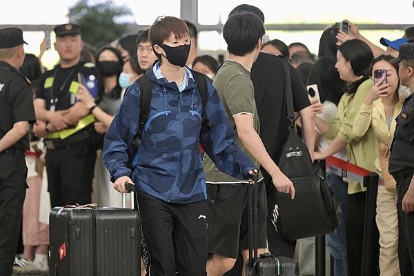 王曼昱出发多哈世乒赛 国乒冲击“五金”备受关注(图1)