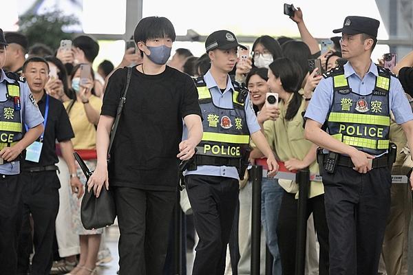 王曼昱出发多哈世乒赛 国乒冲击“五金”备受关注(图2)