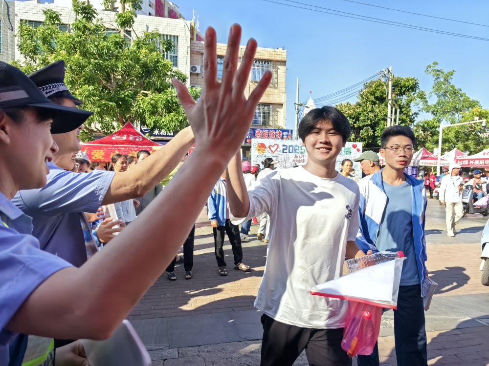 青春赴考场 执笔向未来——2025年高考首日见闻(图5)