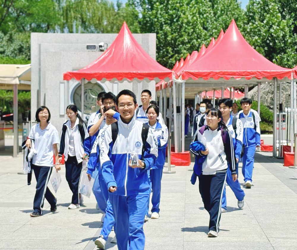 青春赴考场 执笔向未来——2025年高考首日见闻(图1)