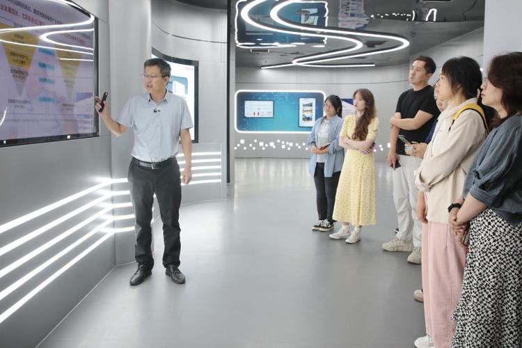 青岛隐形独角兽企业媒体行：揭秘智能家居、芯片技术等创新亮点 共绘科技新篇章(图4)