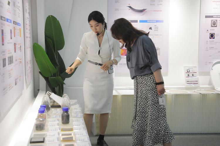 青岛隐形独角兽企业媒体行：揭秘智能家居、芯片技术等创新亮点 共绘科技新篇章(图2)