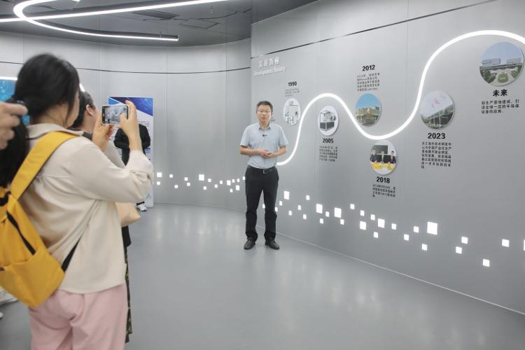 青岛隐形独角兽企业媒体行：揭秘智能家居、芯片技术等创新亮点 共绘科技新篇章(图5)