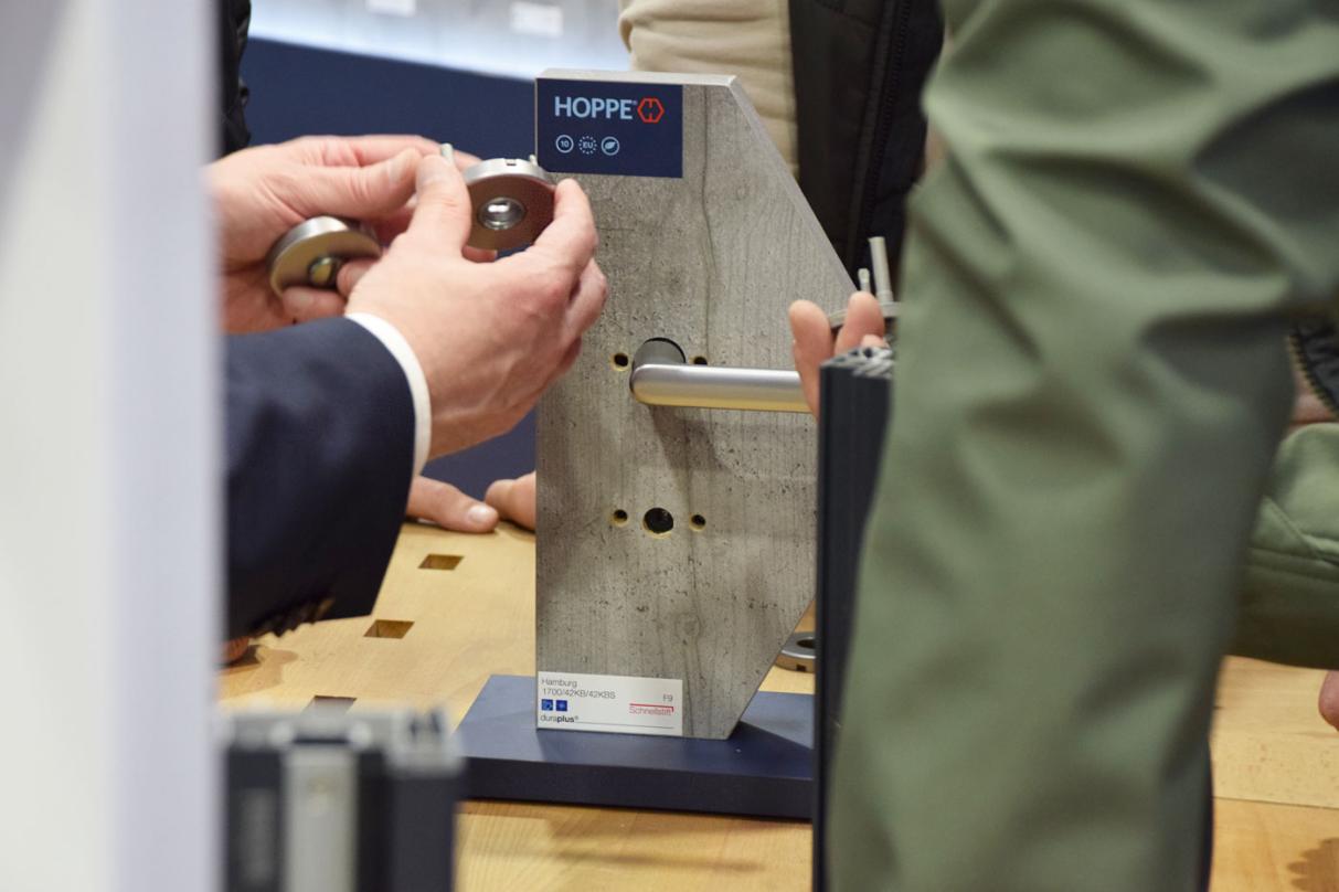 金格兰取得一种四段力五金缓冲铰链专利 有效防止柜门完全打开时的回摆现象