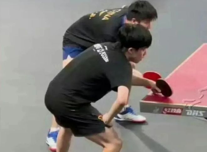 国乒多哈备战最后1天！孙颖莎训练上强度王楚钦陪练男双引爆热议(图3)