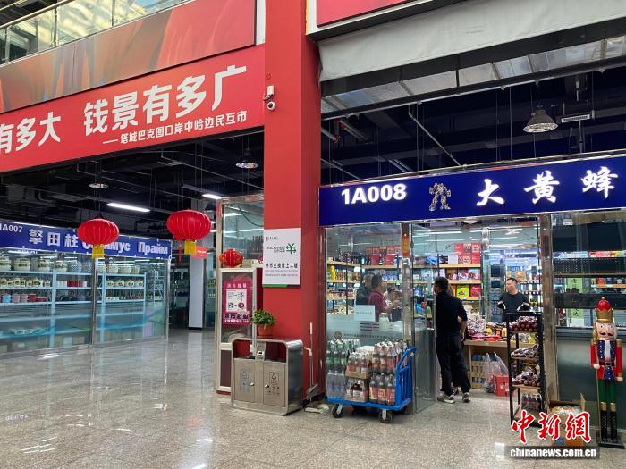 砥砺奋进七十载 天山南北谱华章）塔城丝路商城里的“大黄蜂”和“擎田柱”(图1)