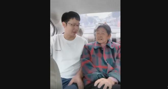 他4岁被拐36年后成千万总裁与哥哥相认回乡认亲了!(图1)