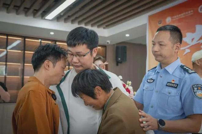 他4岁被拐36年后成千万总裁与哥哥相认回乡认亲了!(图2)