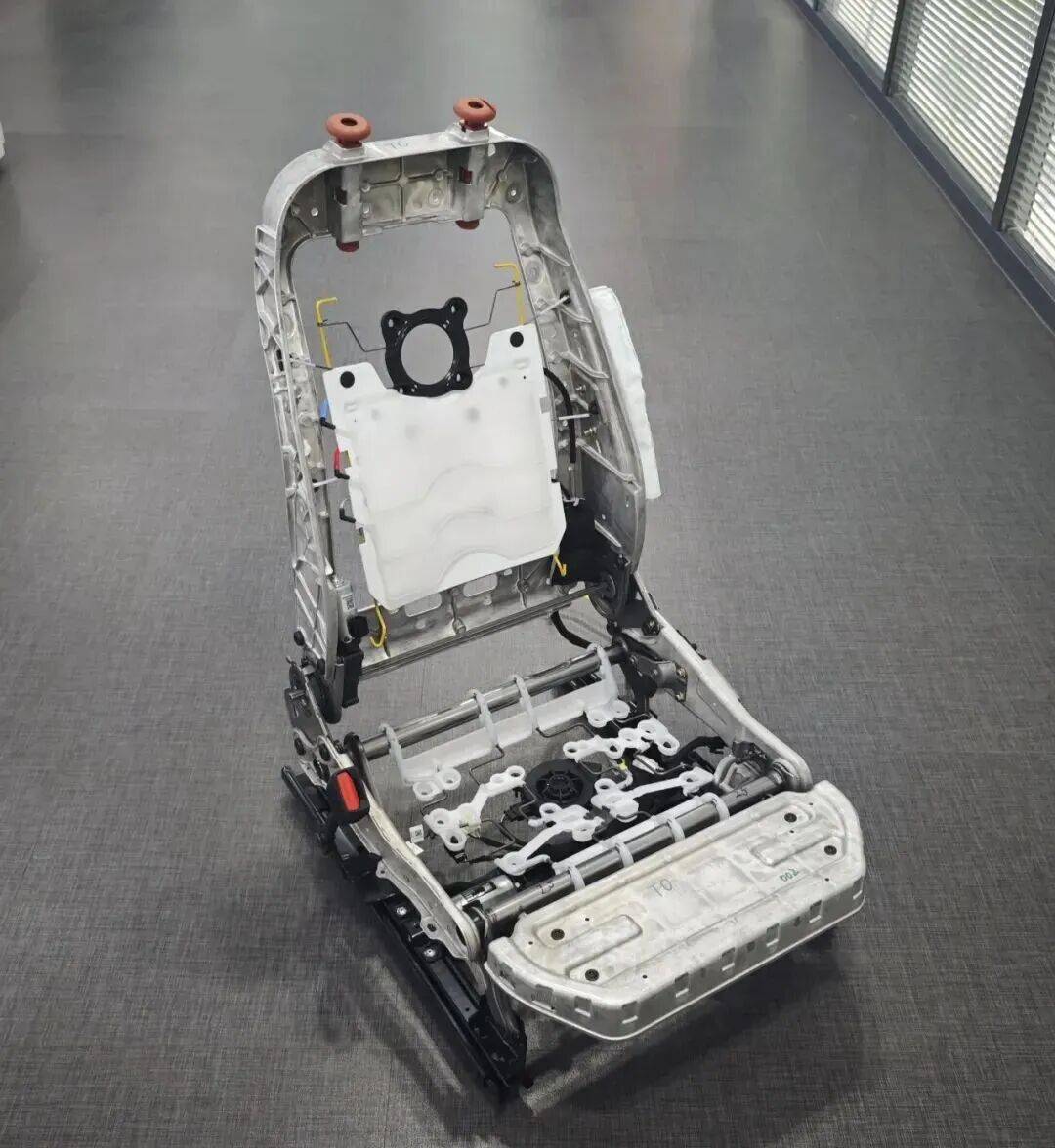 关键突破!红旗品牌轻量化镁合金座椅骨架总成装配成功(图1)